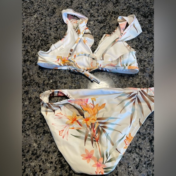 Super cute girl’s bikini - Picture 2 of 4